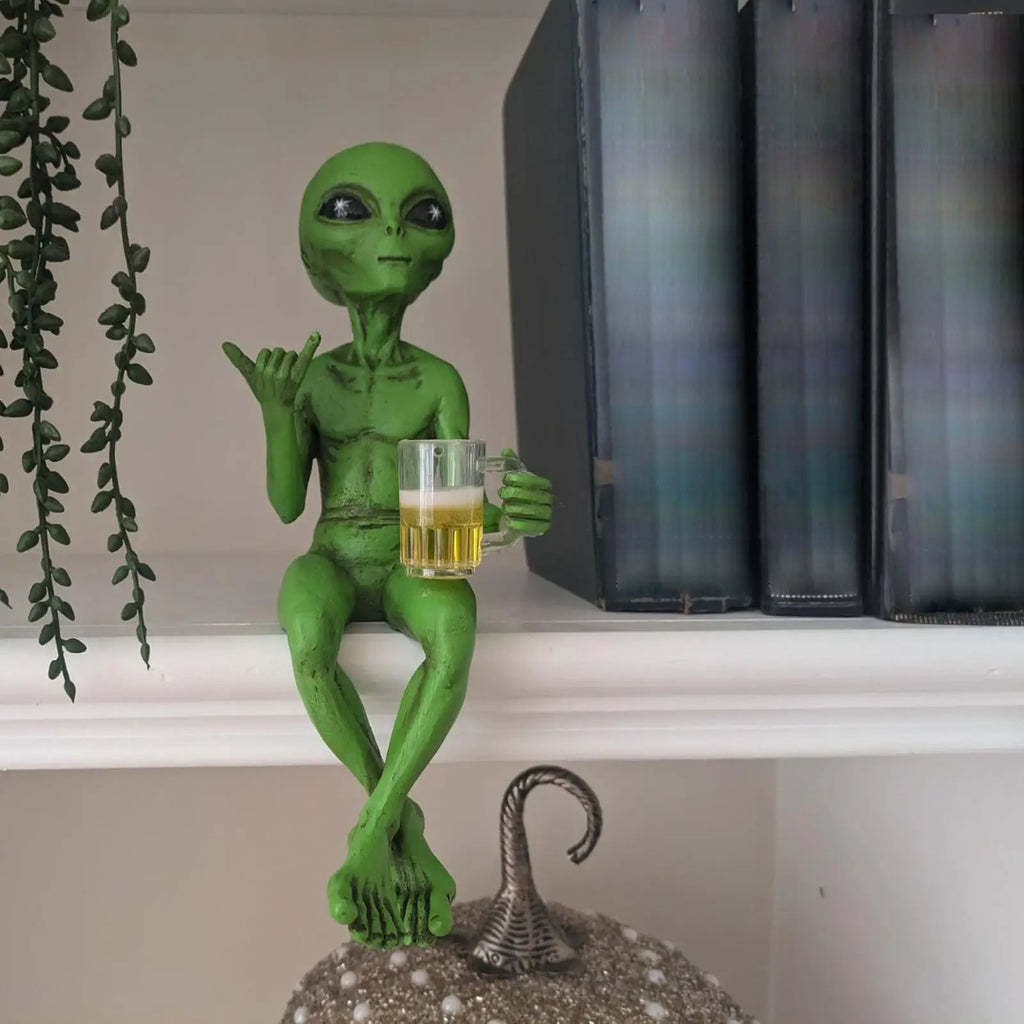 Alien Statue Beer Drinking Alien Sculpture Resin Novelty Collectibles Funny Desktop Decoration For Adults Desk Bedroom Garden